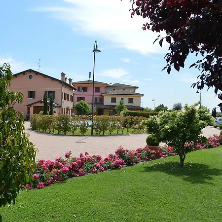 Отель Tre Torri Medolla