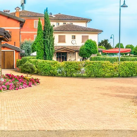 Отель Tre Torri Medolla
